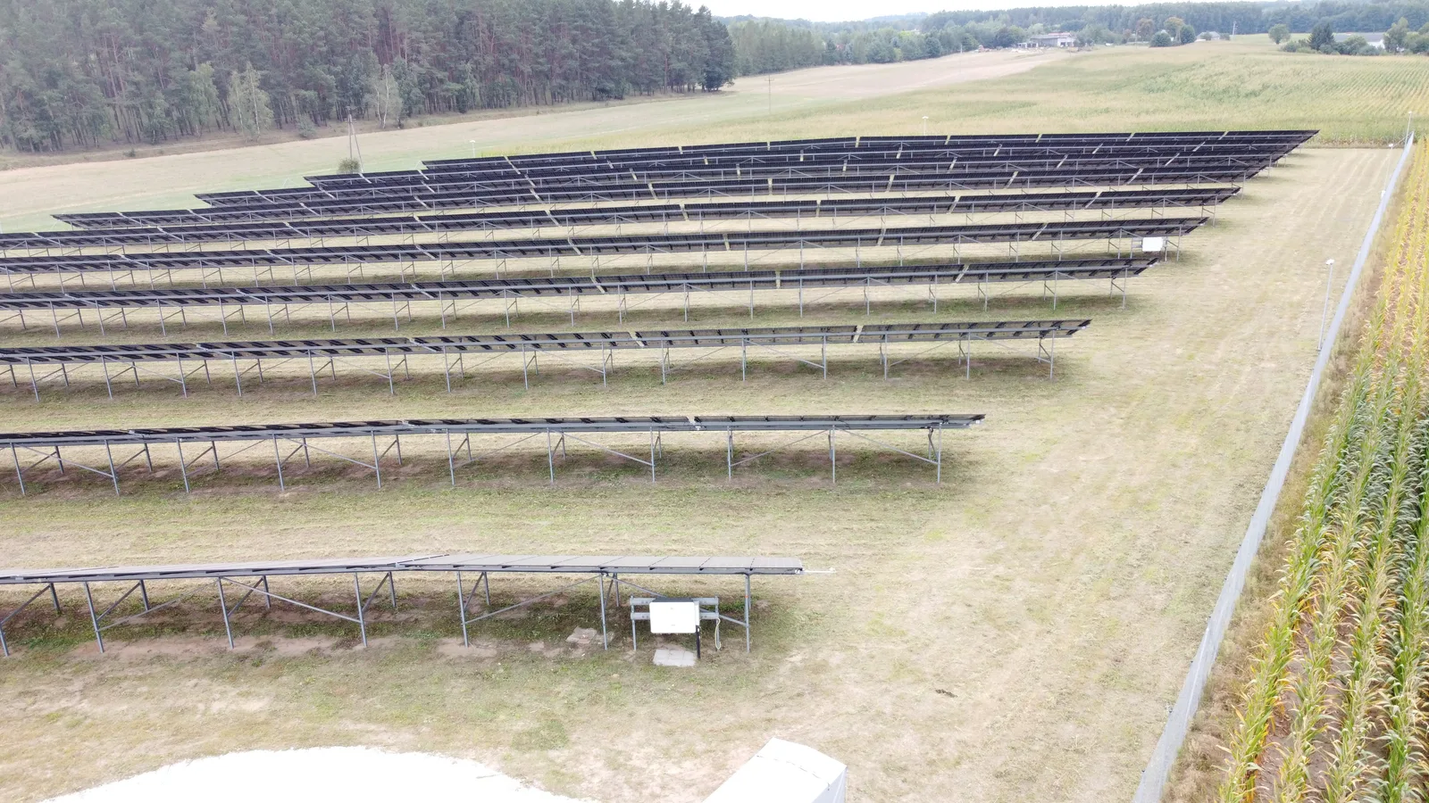 Koszenie farm fotowoltaicznych Śląsk — farma PV po koszeniu, międzyrzędzia z dostępem serwisowym