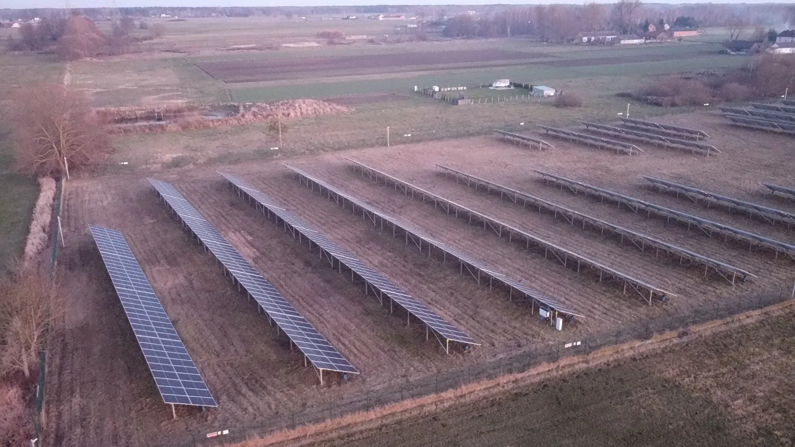 Koszenie farm fotowoltaicznych Lubuskie — farma PV po koszeniu, czyste ciągi komunikacyjne