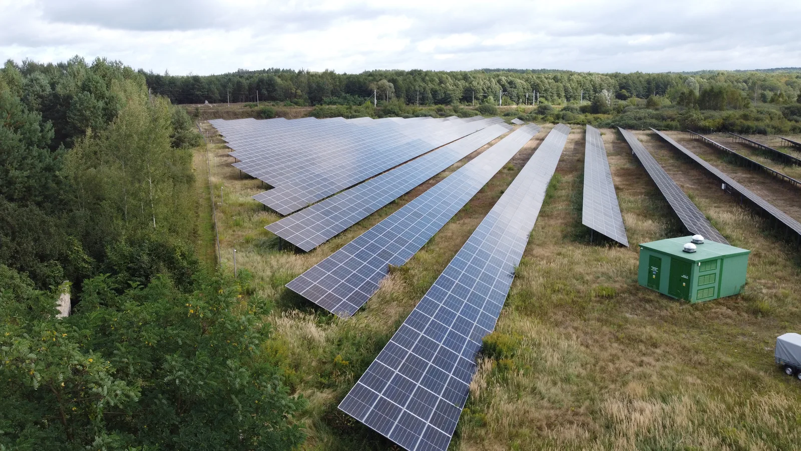 Koszenie farm fotowoltaicznych Wielkopolska — farma PV po koszeniu RAYMO Torpedo, teren pod konstrukcjami